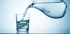 Para tener una buena salud es importante consumir agua a diario; aquí te damos algunos beneficios de beber agua natural